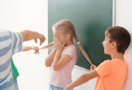 幼儿在教室打闹的图片图片