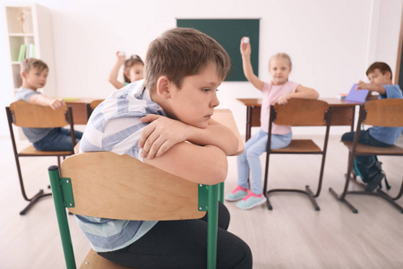 小孩子在室内欺负他们的同学图片