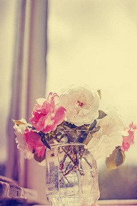 花瓶里的粉白牡丹花束