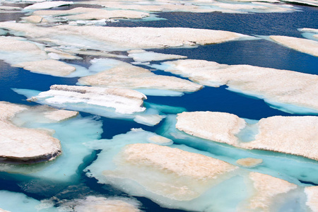 罗内冰川源因全球变暖而融化和后退。 罗内冰川每年的长度高达2米。