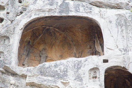 著名的龙门石窟佛像和菩萨像雕刻在中国亨尼省洛阳附近的巨石上