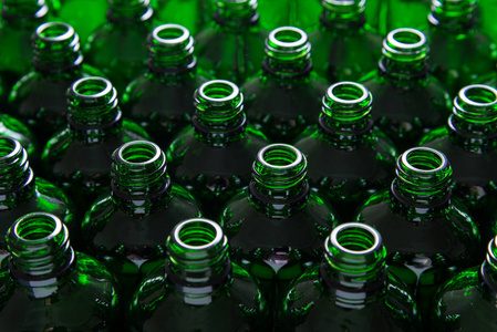 很多绿色玻璃瓶