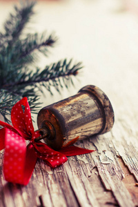 松果和铃铛作为老式圣诞装饰的特写镜头