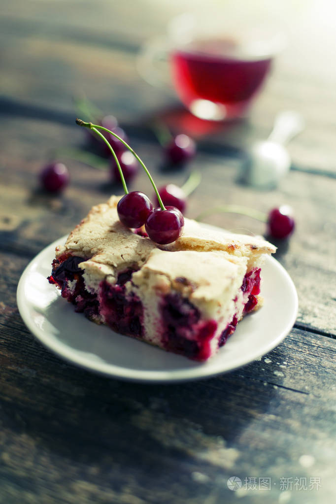木制背景上的开胃樱桃派