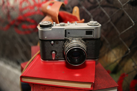 带有红色旧书镜头的老式相机