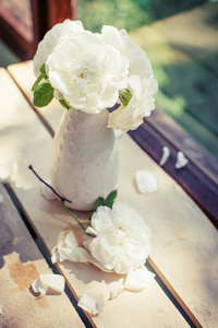 木桌上的白牡丹玫瑰