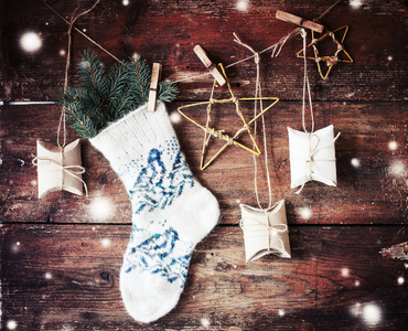 木制背景上挂在绳子上的复古风格的圣诞装饰特写