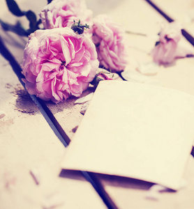带空卡片的花园木桌上新切的粉红色牡丹玫瑰