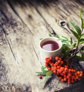 木桌上有浆果的新鲜茶杯的特写镜头