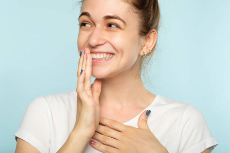 情绪面微笑的女人高兴自己满意照片