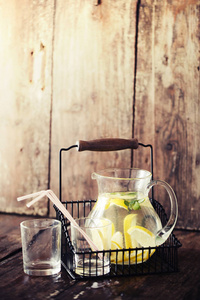 木桌上放冰的柠檬水