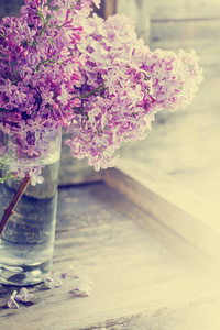 木桌上的紫色丁香花