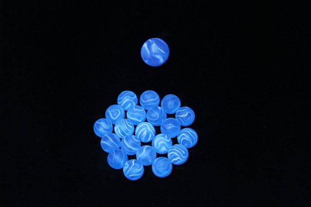 它通常是由玻璃粘土钢塑料或玛瑙制成的小球形玩具。 这些球的大小各不相同。 最常见的约1厘米