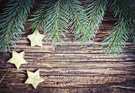 木背景上的冷杉枝和圣诞装饰星