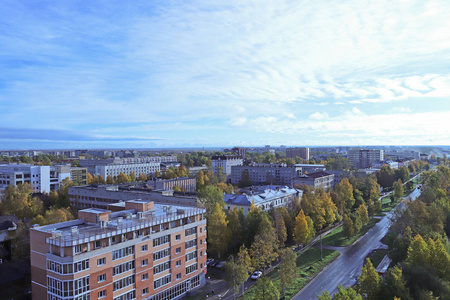 阿汉格尔斯克。 从顶部的视图。 晴朗的秋日。 十月。 白桦树的黄金作为灰色城市的装饰