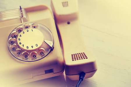 木桌上的复古老式电话