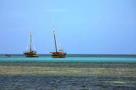 爱管闲事的马达加斯加，2016年11月2日，船在一个风景如画的海湾，印度洋，诺斯是马达加斯加，11月2日。 2016