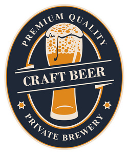 私人啤酒厂手工啤酒的矢量标签或横幅，字体为书法，在椭圆形框架内的黑暗背景上溢出一杯泡沫啤酒