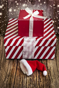 用节日装饰包装圣诞礼物的特写镜头