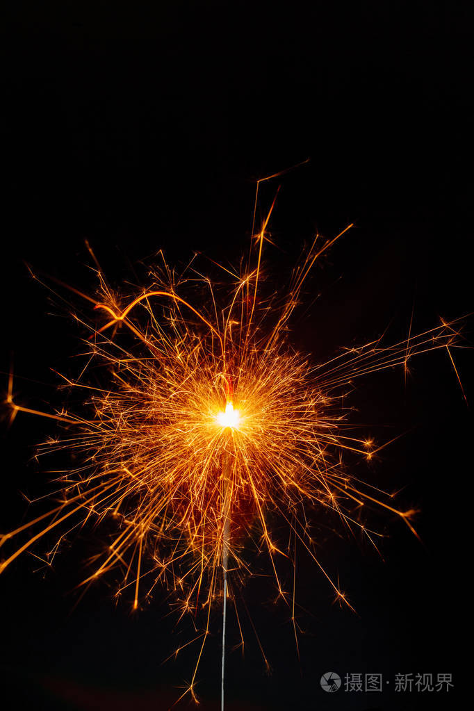接近黑色背景上的火花
