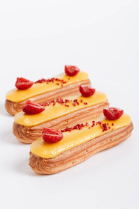 黄釉和覆盆子的一套美味的ECLairs