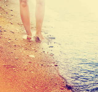在沙滩上裸脚女性的低剖面图图片