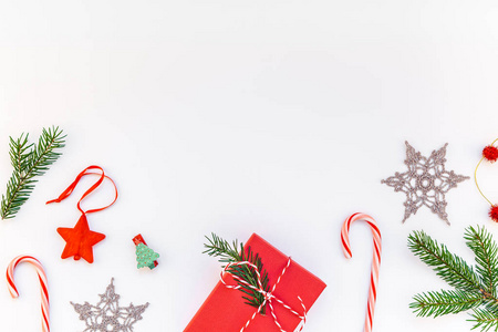 新年圣诞节圣诞2019年假日庆祝图案红色礼物盒绿杉树枝DIY雪花装饰复制空间孤立白色背景最小风格。 模板贺卡