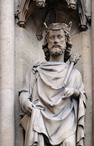 法国巴黎圣克洛蒂尔德教堂入口的圣西吉斯蒙德雕像