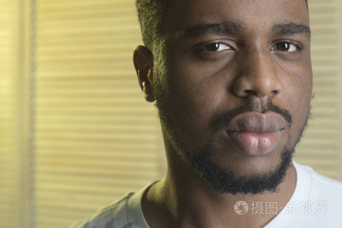 男人在平静的脸上带着感性的大嘴唇, 闭上.人与胡子和胡子室内