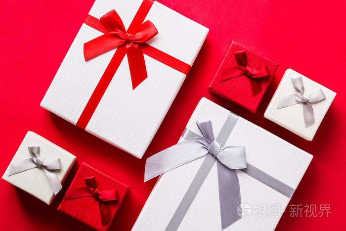 红色背景上的白色和红色礼品盒上面的风景