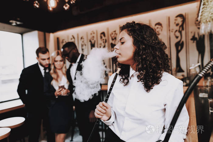 抽烟的女孩. 胡克. 喝含酒精的饮料. 下巴下巴. 夜生活. 啤酒. 酒吧.