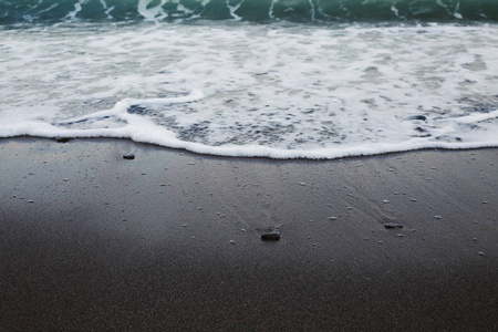 海浪。 海滩上的海浪。 海边海滩