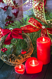 带有蜡烛松木和装饰品的圣诞背景