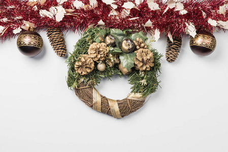 背景与花环和圣诞装饰品的白色背景。
