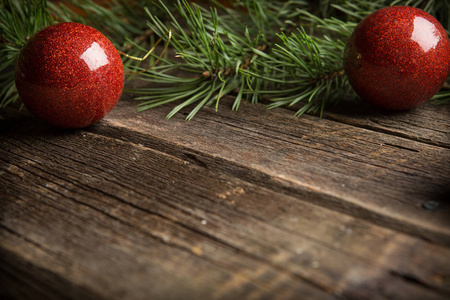 圣诞背景。 杉树枝红色圣诞球装饰在木桌上。 平面布局空间的文本。