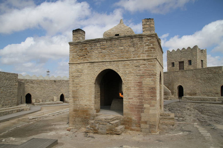 阿泰什加火神庙。 阿塞拜疆巴库附近Surakhani的火神庙。 以波斯和印度铭文为基础，寺庙被用作印度教和琐罗亚斯德教的礼拜场所