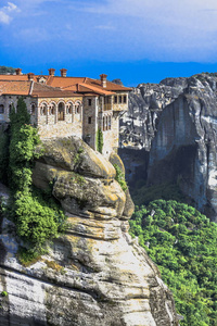 圣瓦拉姆东正教修道院位于圣米特斯陡峭岩石的顶部。