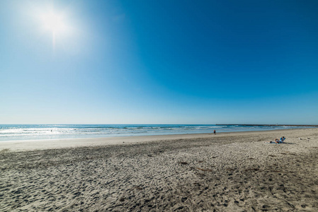 太阳照耀在圣地亚哥的太平洋海滩海岸。 南加州