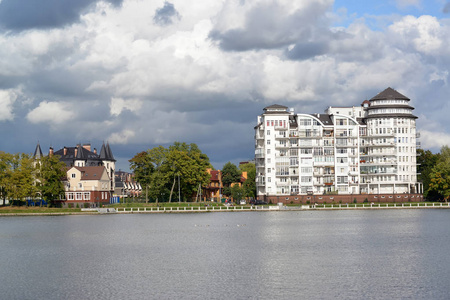 顶湖的住宅和堤岸景观。加里宁格勒