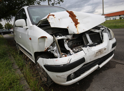 车辆残骸前侧有损坏的汽车残骸照片