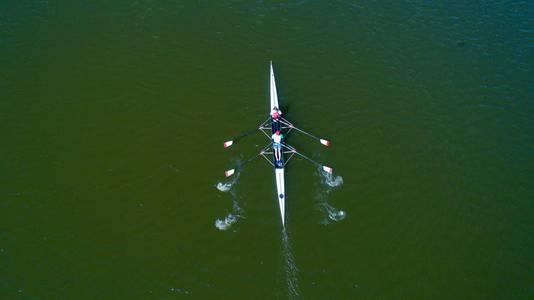 皮划艇俯视空中射击划船队在水上,俯视照片