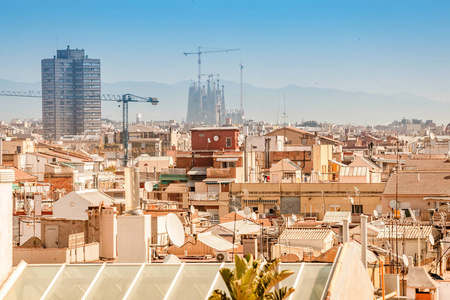 西班牙巴塞罗那屋顶，背景为SagradaFamilia