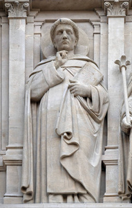 圣多明，法国巴黎圣奥古斯丁教堂正面的雕像