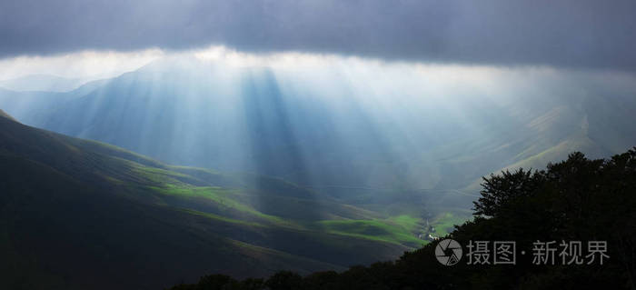 阳光透过法国比利牛斯山脉的云层渗透