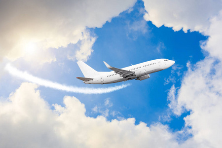 飞机在天空中飞行,穿过云层,阳光灿烂照片