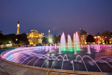 伊斯坦布尔的哈吉索菲亚罗西利卡，傍晚时分，有五颜六色的照明喷泉