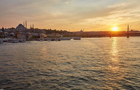 伊斯坦布尔在日落时分有太阳
