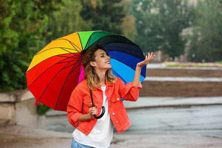 在户外下雨的时候，有一把明亮的雨伞