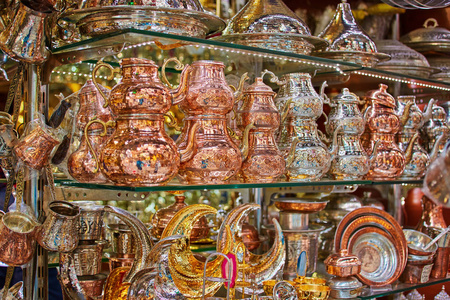 土耳其陶瓷和铜罐在伊斯坦布尔的大集市上出售。
