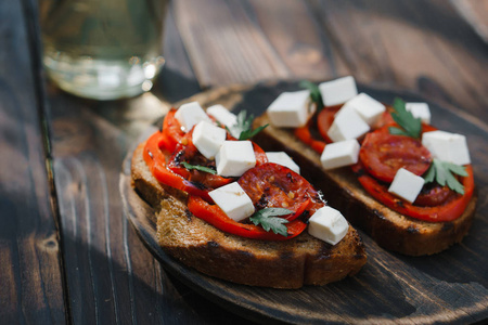 crostini 烤西红柿和羊乳酪